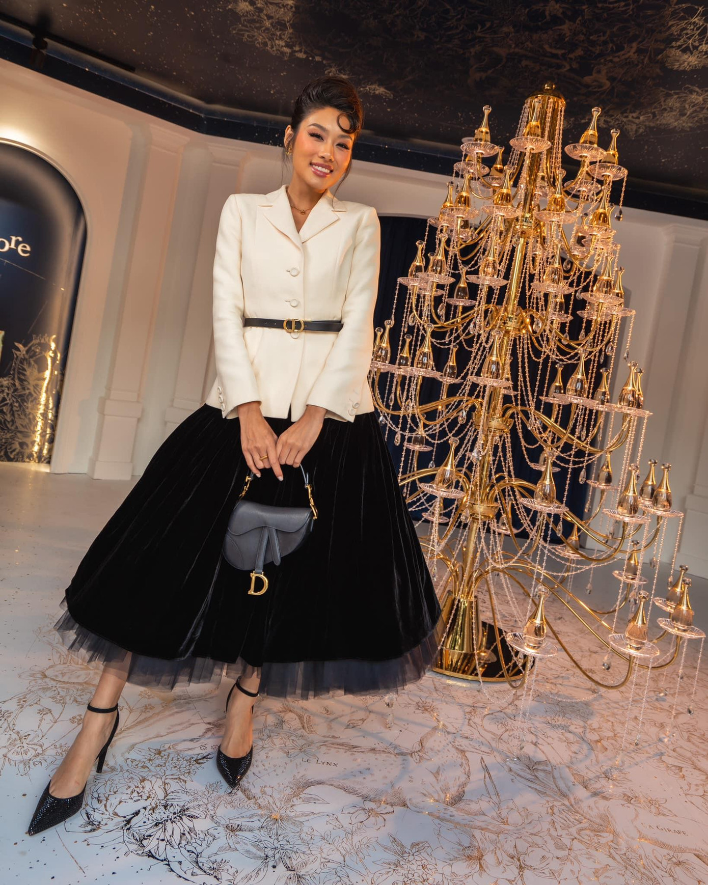 Á hậu Thảo Nhi Lê hóa quý cô sang trọng, cổ điển với set đồ đặc trưng của Dior. Á hậu Thảo Nhi Lê hóa quý cô sang trọng, cổ điển với set đồ đặc trưng của Dior.