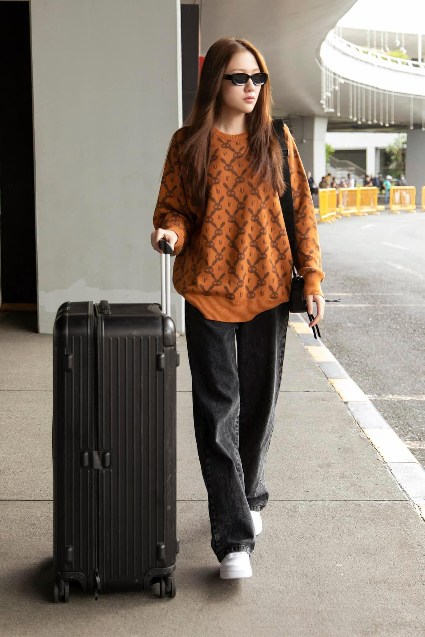 &quot;Thời trang sân bay&quot; cá tính của Uyển Ân
