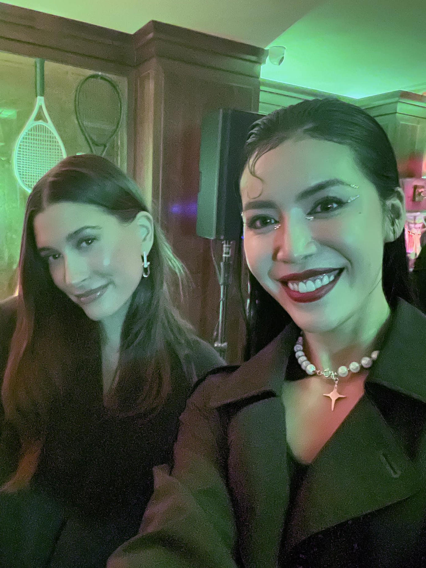 Bức ảnh chụp cùng Hailey Baldwin Bieber được Minh Tú cập nhật trên trang cá nhân