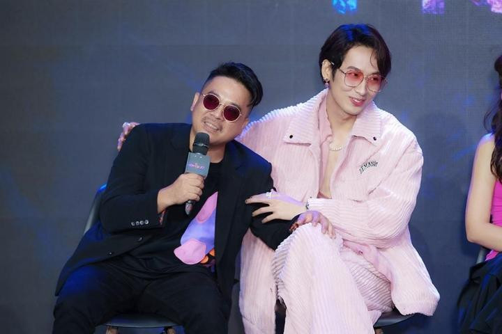 Tuấn Trần và đạo diễn Lê Thanh Sơn Tuấn Trần và đạo diễn Lê Thanh Sơn