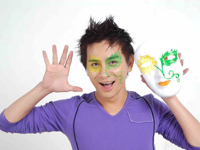 35 tuổi, đã có bạn gái vài năm nhưng có lẽ vì Toàn vẫn ở chung với bố mẹ nên xem ra còn hồn nhiên lắm. “Chắc tại tôi chơi với thiếu nhi nhiều nên lây các em. Nhưng có lẽ phải ổn định sớm thôi vì bố mẹ giục nhiều lắm” - Toàn hồn nhiên