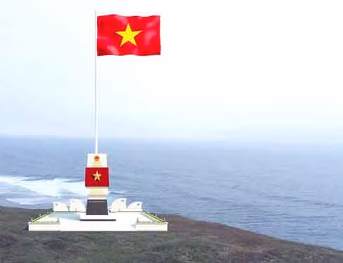 Mô hình cột cờ Tổ quốc trên núi Thới Lới, ngọn núi cao nhất ở đảo Lý Sơn giữa Biển Đông