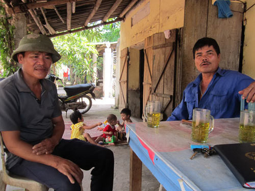 Anh em anh Nguyễn Văn Len (huyện Tĩnh Gia - Thanh Hóa) kể lại chuyện bị gần 200 lao động Trung Quốc vào đập phá nhà cửa, đánh người bị thương Ảnh: HẢI VŨ. Anh em anh Nguyễn Văn Len (huyện Tĩnh Gia - Thanh Hóa) kể lại chuyện bị gần 200 lao động Trung Quốc vào đập phá nhà cửa, đánh người bị thương Ảnh: HẢI VŨ