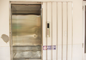 Thang máy vận chuyển thức ăn mà bé Vinh bị nhốt vào gây thương tật nặng cho bé. Ảnh: Q.VIỆT