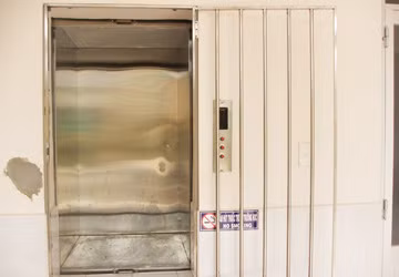 Thang máy vận chuyển thức ăn mà bé Vinh bị nhốt vào gây thương tật nặng cho bé. Ảnh: Q.VIỆT