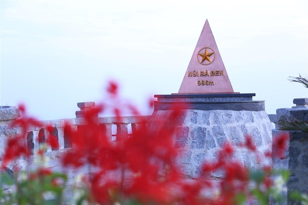 Đỉnh núi Bà Đen - Tây Ninh.