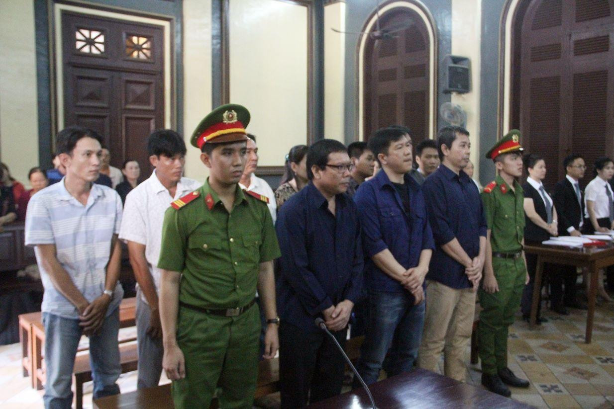 Các bị can trong vụ án 'logo xe vua'. Ảnh: Tân Châu Các bị can trong vụ án 'logo xe vua'. Ảnh: Tân Châu