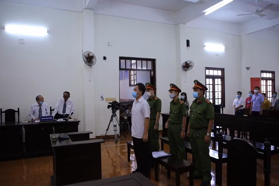 Bị cáo Quách Duy bị tuyên phạt 4 năm 6 tháng tù. Bị cáo Quách Duy bị tuyên phạt 4 năm 6 tháng tù.