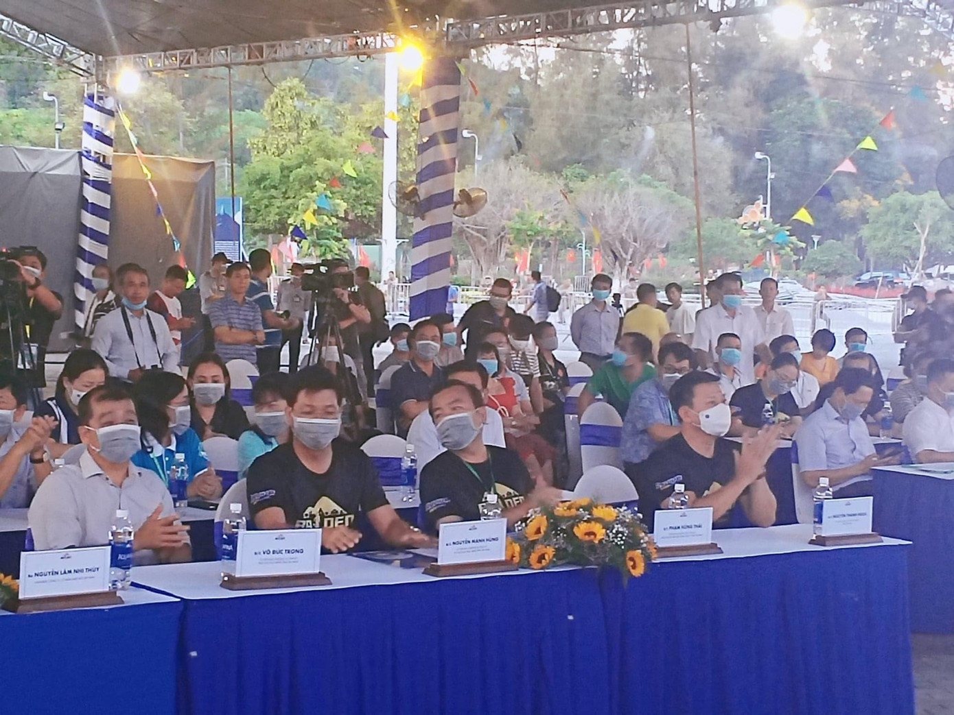 Lãnh đạo tỉnh Tây Ninh dự Lễ khai mạc tối 24/4. Ảnh: Tân Châu