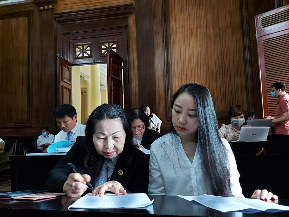 Nữ tiếp viên hàng không (trái) và luật sư bảo vệ quyền lợi tại phiên tòa. Ảnh: Tân Châu. Nữ tiếp viên hàng không (trái) và luật sư bảo vệ quyền lợi tại phiên tòa. Ảnh: Tân Châu.