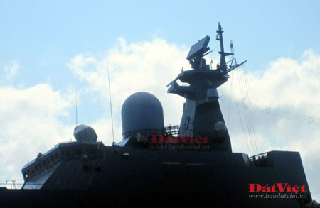 Thượng tầng cấu trúc của Gepard Đinh Tiên Hoàng là các hệ thống radar phòng không, đối hải