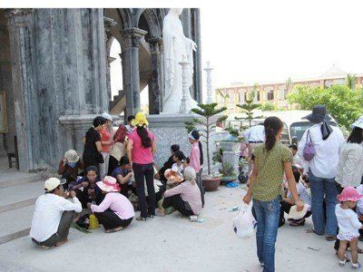 Nhiều người chờ đợi bên ngoài chờ tới lượt được vào tận mắt chứng kiến hài cốt của ông Đỗ Tựu. Ảnh internet