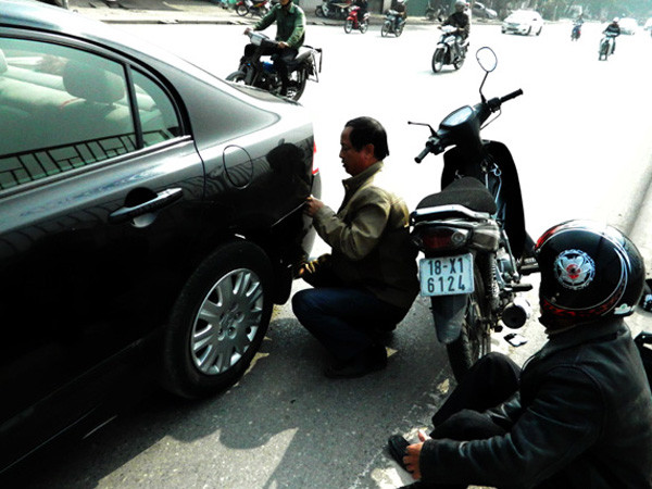 Người điều khiển ô tô đang tự khắc phục sự cố