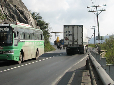 Khúc cua "tử thần" Đá Đen trên quốc lộ 1A qua Đèo Cả. Khúc cua