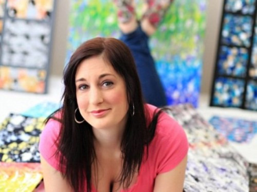 Marcey Hawk và những bức tranh cô vẽ. Ảnh: Urbanpost Marcey Hawk và những bức tranh cô vẽ