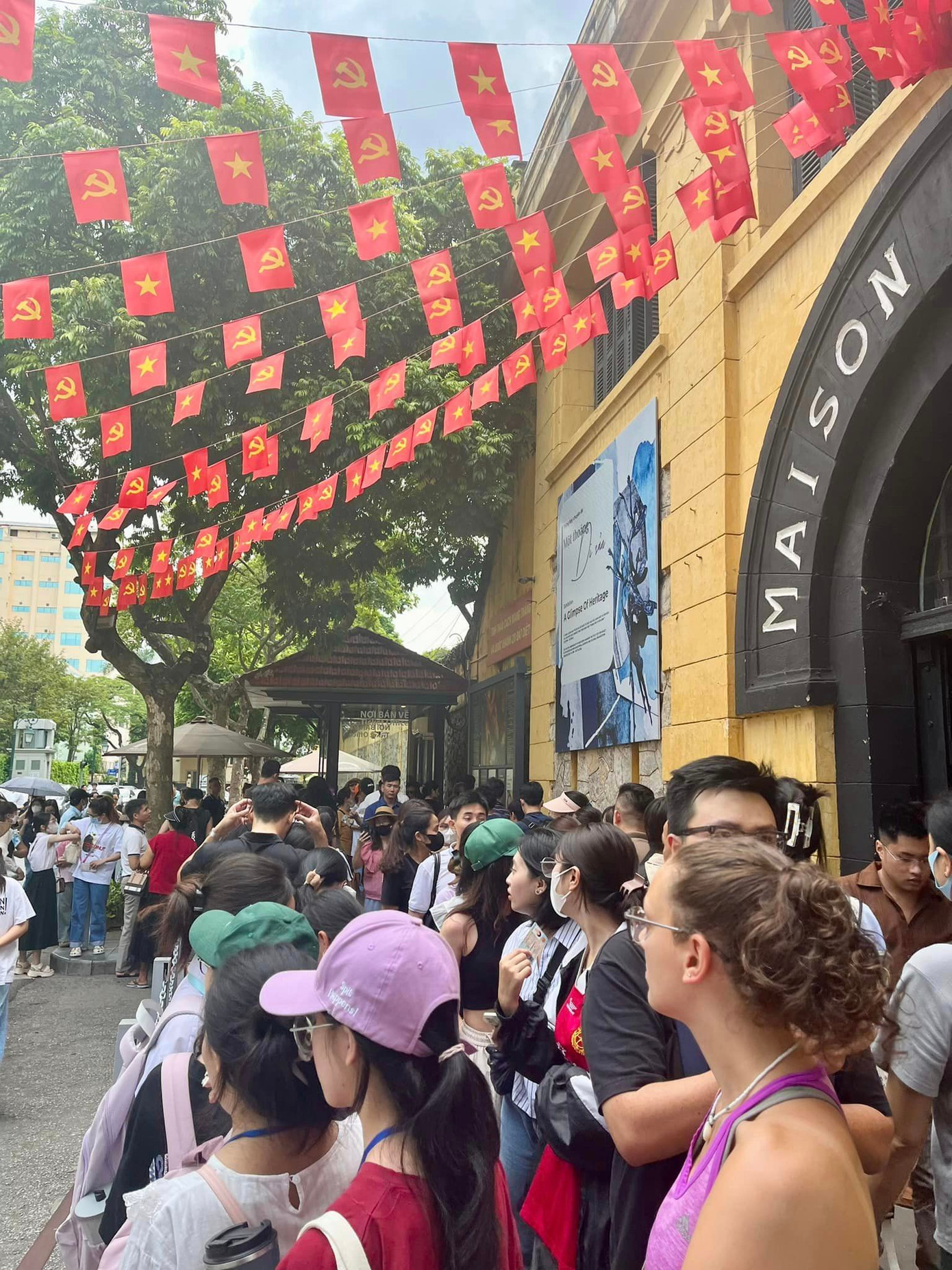 Hàng nghìn du khách Việt và khách nước ngoài đổ về thăm Di tích Nhà tù Hỏa Lò trong dịp 2/9