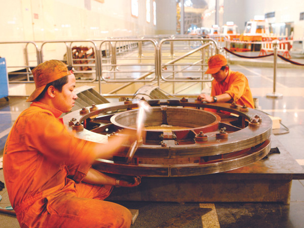 Mức cắt giảm lương phổ biến tại nhiều đơn vị của EVN là trên 10% Ảnh: Hồng Vĩnh