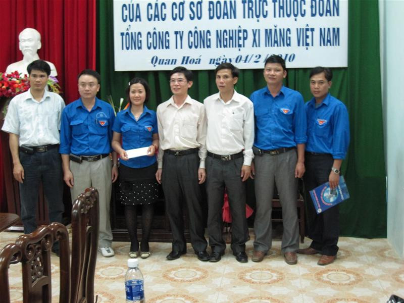 Cán bộ Đoàn viên Cty Xi măng Tam Điệp trong buổi làm từ thiện tại huyện Quan Hóa, Thanh Hóa