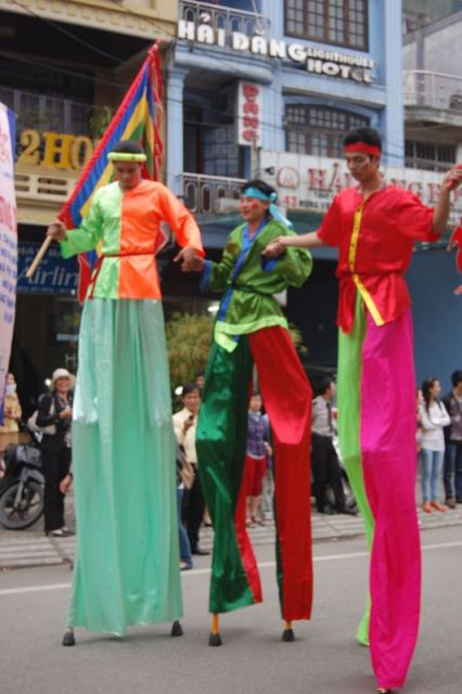 Đội cà kheo lênh khênh gây chú ý với trang phục sặc sỡ 