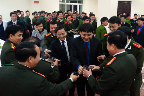 Anh Nguyễn Đắc Vinh chúc tết cán bộ chiến sĩ Bộ Tư lệnh cảnh vệ. Anh Nguyễn Đắc Vinh chúc tết cán bộ chiến sĩ Bộ Tư lệnh cảnh vệ