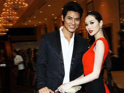 Hai người mẫu tạo dáng thân mật trước ống kính