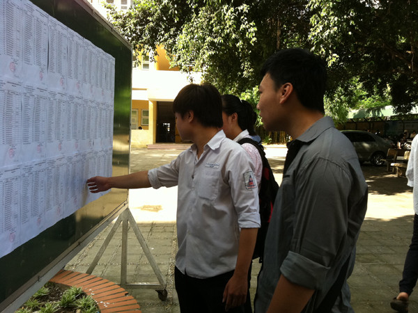 Sĩ tử xem số báo danh, phòng thi của mình tại hội đồng thi trường THPT Phạm Hồng Thái (Hà Nội)