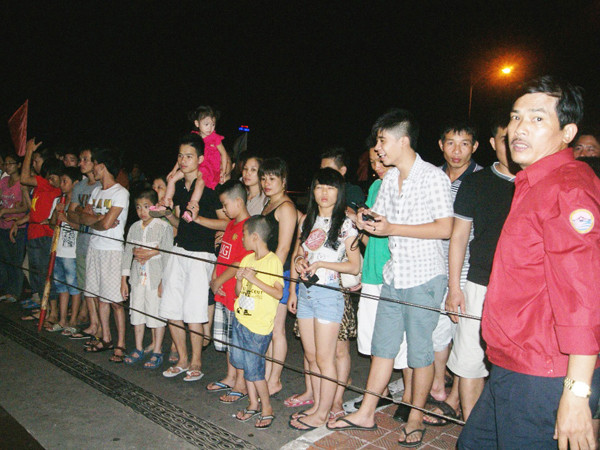 Du khách và người dân háo hức chờ đợi giây phút cây cầu chuyển mình