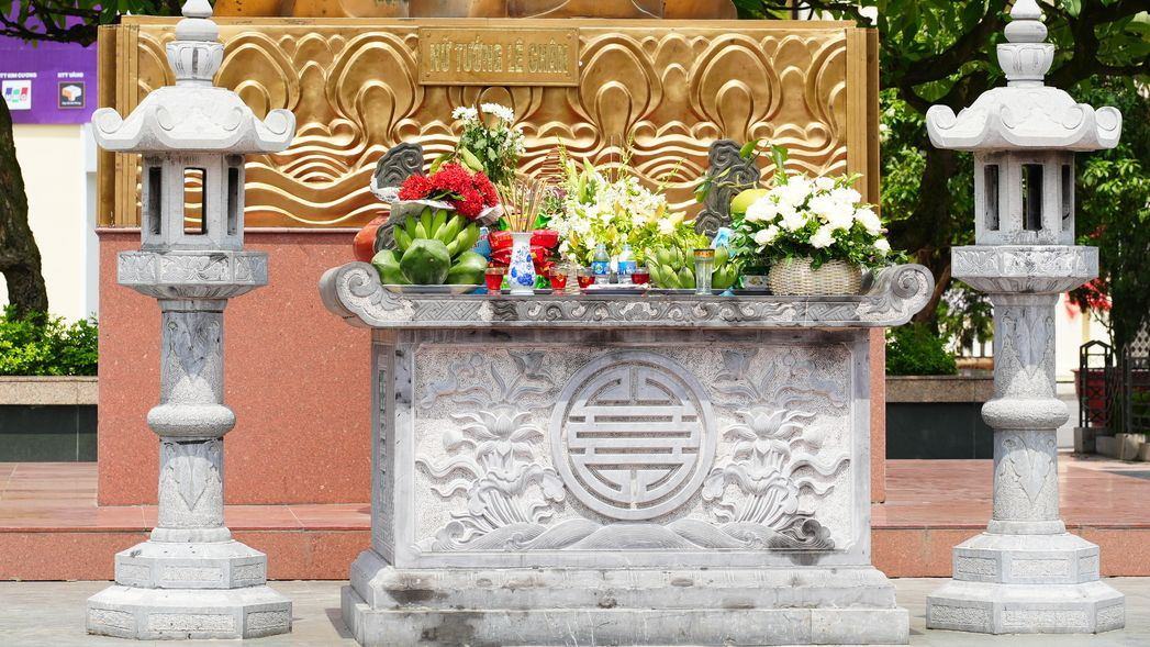 Đến đời vua Trần Anh Tông, bà được phong là Thành hoàng xã An Biên huyện An Dương. Hằng năm, cứ đến ngày sinh mồng 8 tháng 2 (ngày hoá 25 tháng Chạp, ngày khánh hạ 15 tháng 8), nhân dân An Biên nô nức đến đền Nghè cùng dâng lễ tưởng niệm vị nữ tướng.