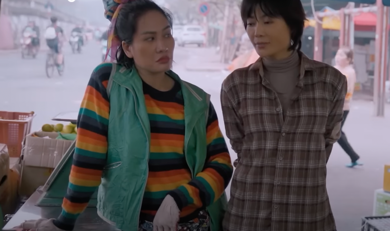 Luyến (Thanh Hương) khẳng định sẽ bày kế giúp Bình (Minh Cúc) tán tỉnh Lưu (NSƯT Hoàng Hải). Ảnh: CMH.