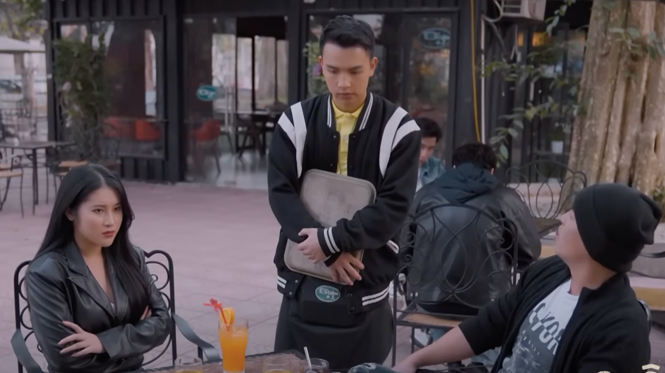 Thạch (Việt Hoàng) bị tính kế tại chỗ làm. Ảnh: CMH.