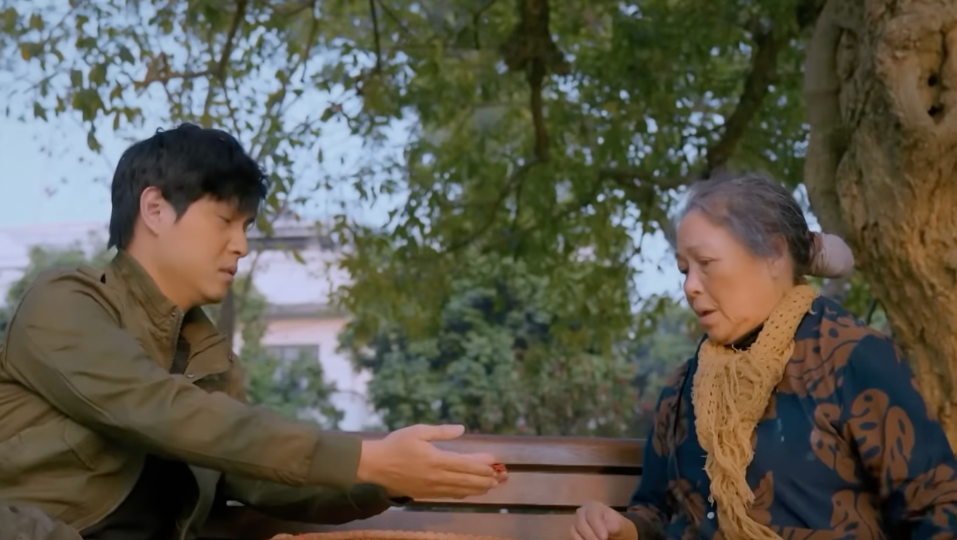 Điền (Tô Dũng) xin lỗi bà Tình (NSƯT Thanh Quý), Luyến (Thanh Hương). Ảnh: CMH.