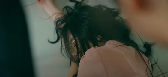 Cô giáo Nguyệt (Quỳnh Kool) vì ngăn cản học sinh mà bị ngất xỉu. Ảnh: CMH.