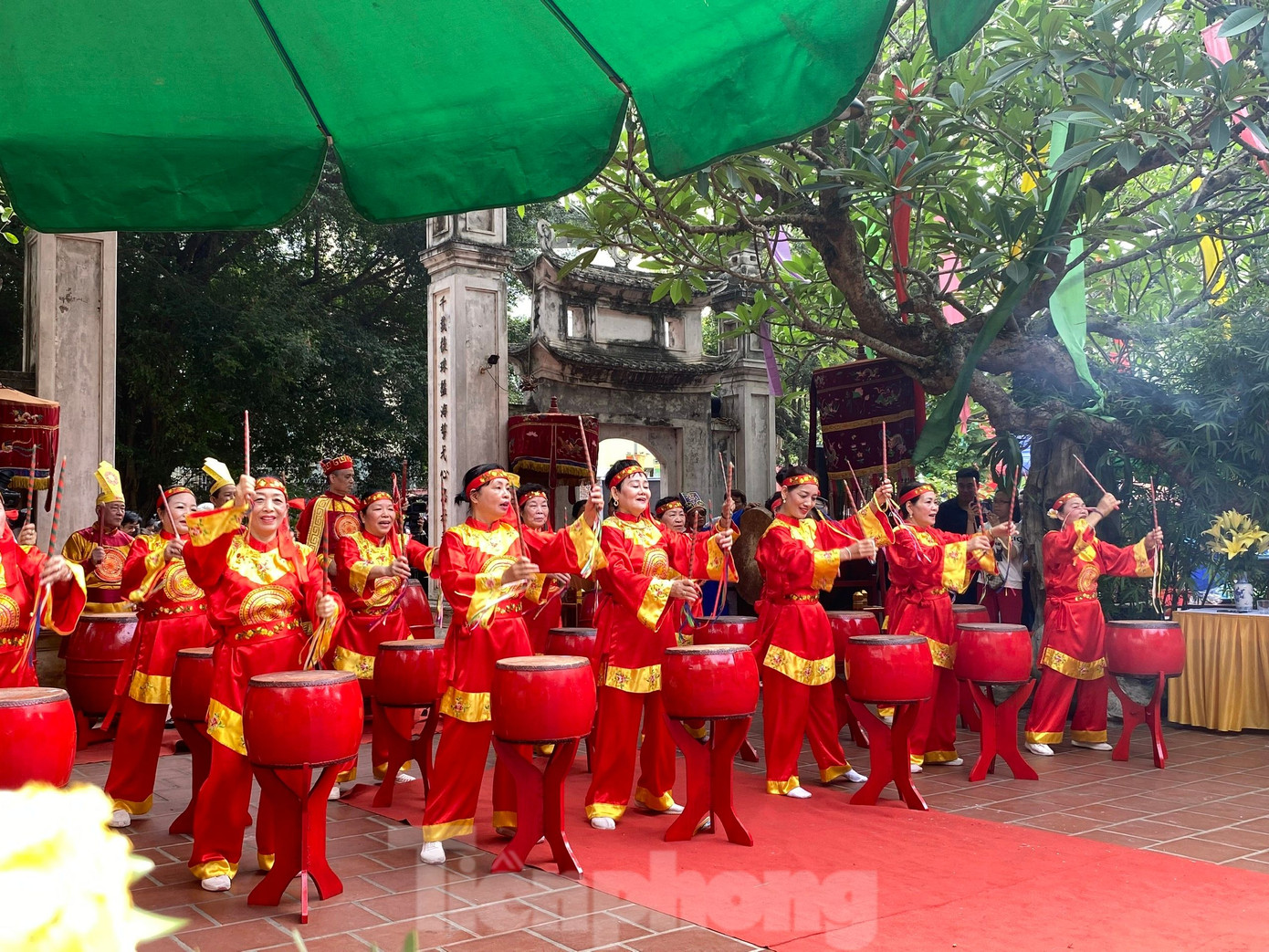 Đội trống làng Đông gióng trống khai mạc hội thề Trung hiếu tại đền Đồng Cổ (phường Bưởi, quận Tây Hồ). Ảnh: Gia Linh. Đội trống làng Đông gióng trống khai mạc hội thề Trung hiếu tại đền Đồng Cổ (phường Bưởi, quận Tây Hồ). Ảnh: Gia Linh.