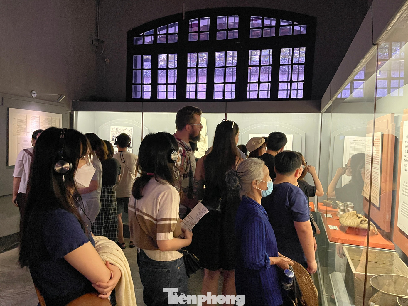 Lượng du khách tham quan rất đông, các khu vực trưng bày chật kín người nhưng tất cả đều trật tự, đảm bảo không khí trầm lắng, trang nghiêm.