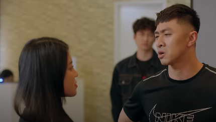 Tú (Đình Tú) bắt gặp đồng nghiệp đang nói xấu mình. Ảnh: CMH. Tú (Đình Tú) bắt gặp đồng nghiệp đang nói xấu mình. Ảnh: CMH.