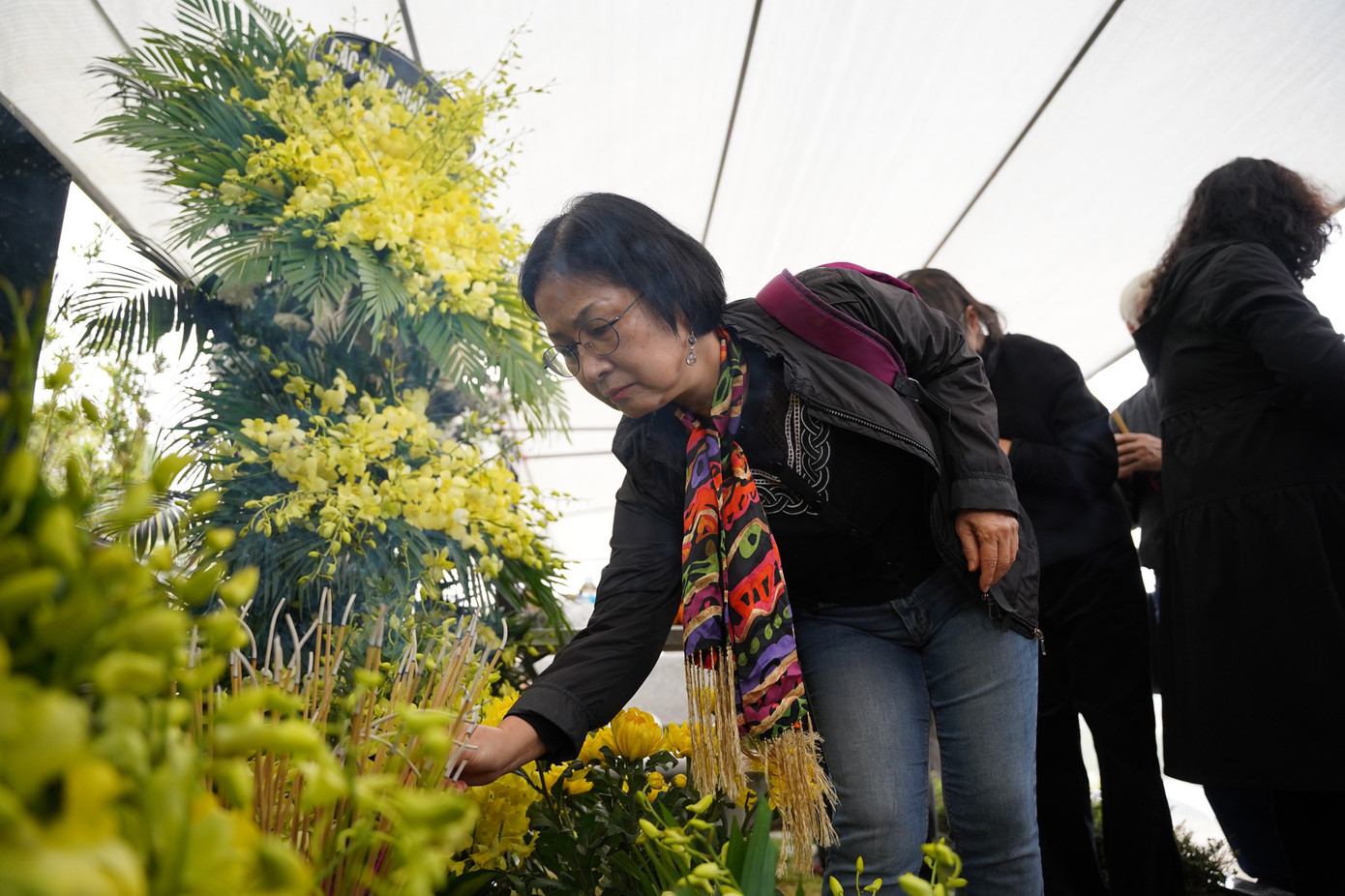 Nhiều nghệ sĩ đến tiễn biệt nghệ sĩ Thái Thị Liên về với đất mẹ. Ảnh: XUÂN QUỲNH.