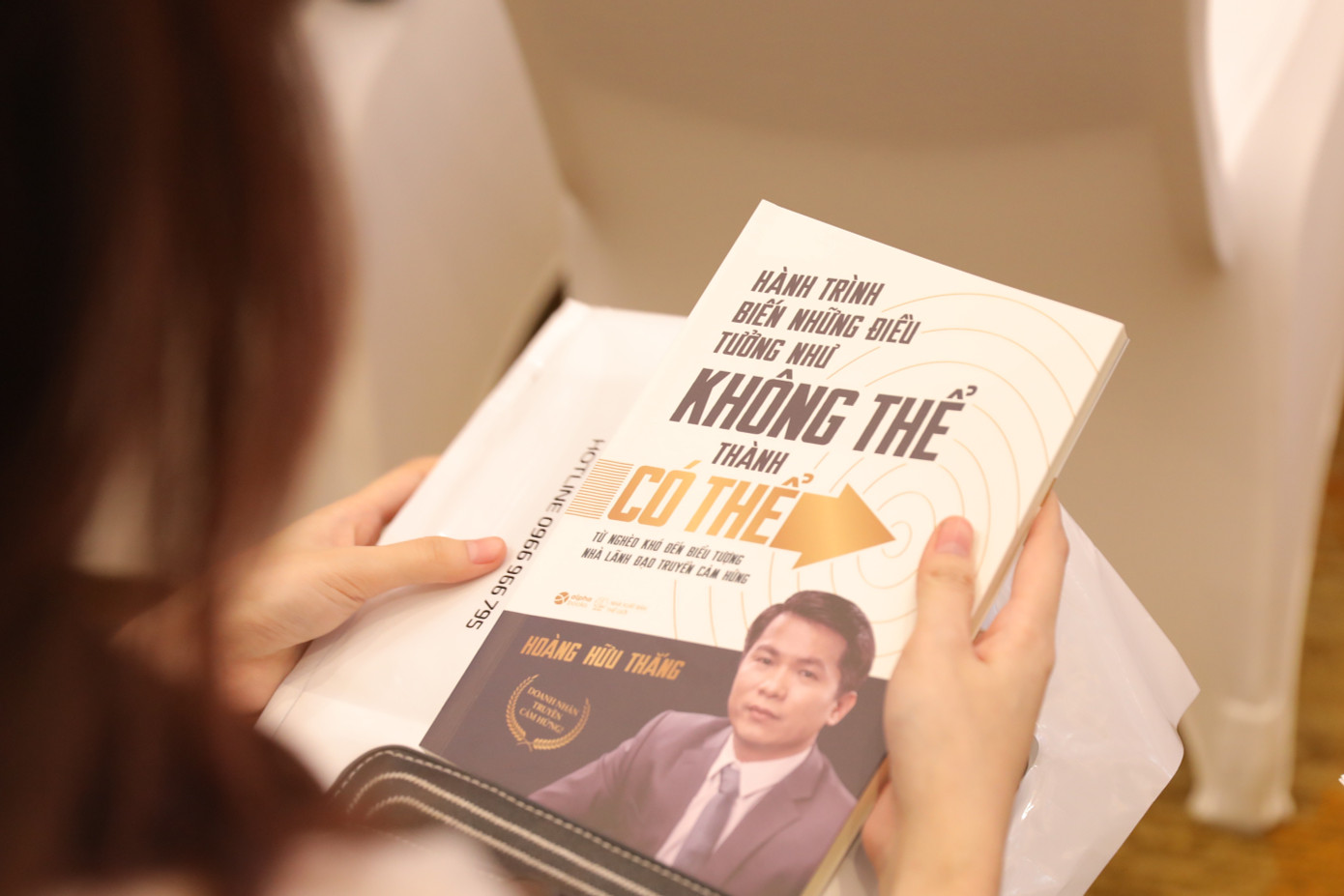 Cuốn sách Hành trình biến những điều tưởng như không thể thành có thể là câu chuyện khởi nghiệp từ hai bàn tay trắng của tác giả.