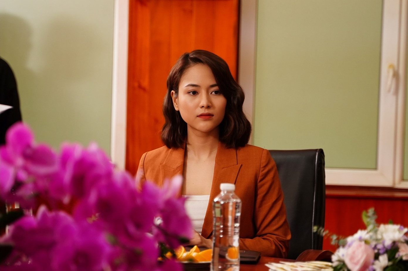 Với vai Phương, Việt Hoa liên tục phải diện những bộ đồ công sở để thể hiện sự trưởng thành. Ảnh: CMH.