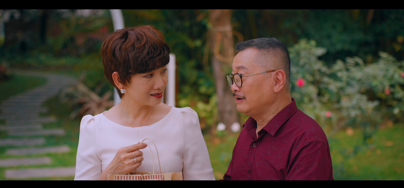 Bố của Quy đóng vai trò mấu chốt để tháo gỡ nút thắt từ phía bà Thảo (NSƯT Mỹ Uyên). Ảnh: VFC.