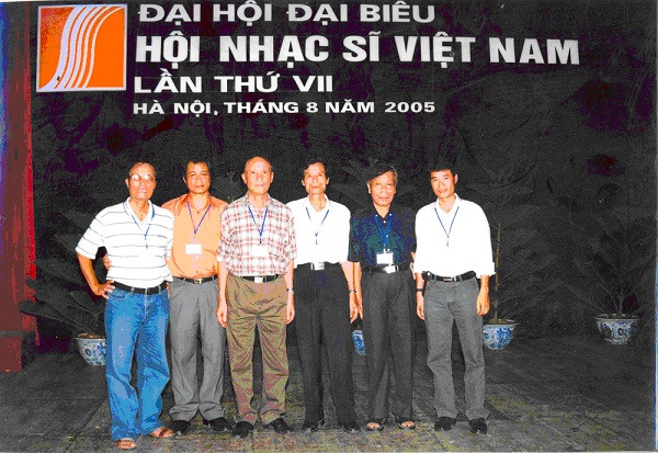 Nhạc sĩ Lê Minh Châu (trái) và các thành viên Hội Nhạc sĩ Việt Nam. Nhạc sĩ Lê Minh Châu (trái) và các thành viên Hội Nhạc sĩ Việt Nam.