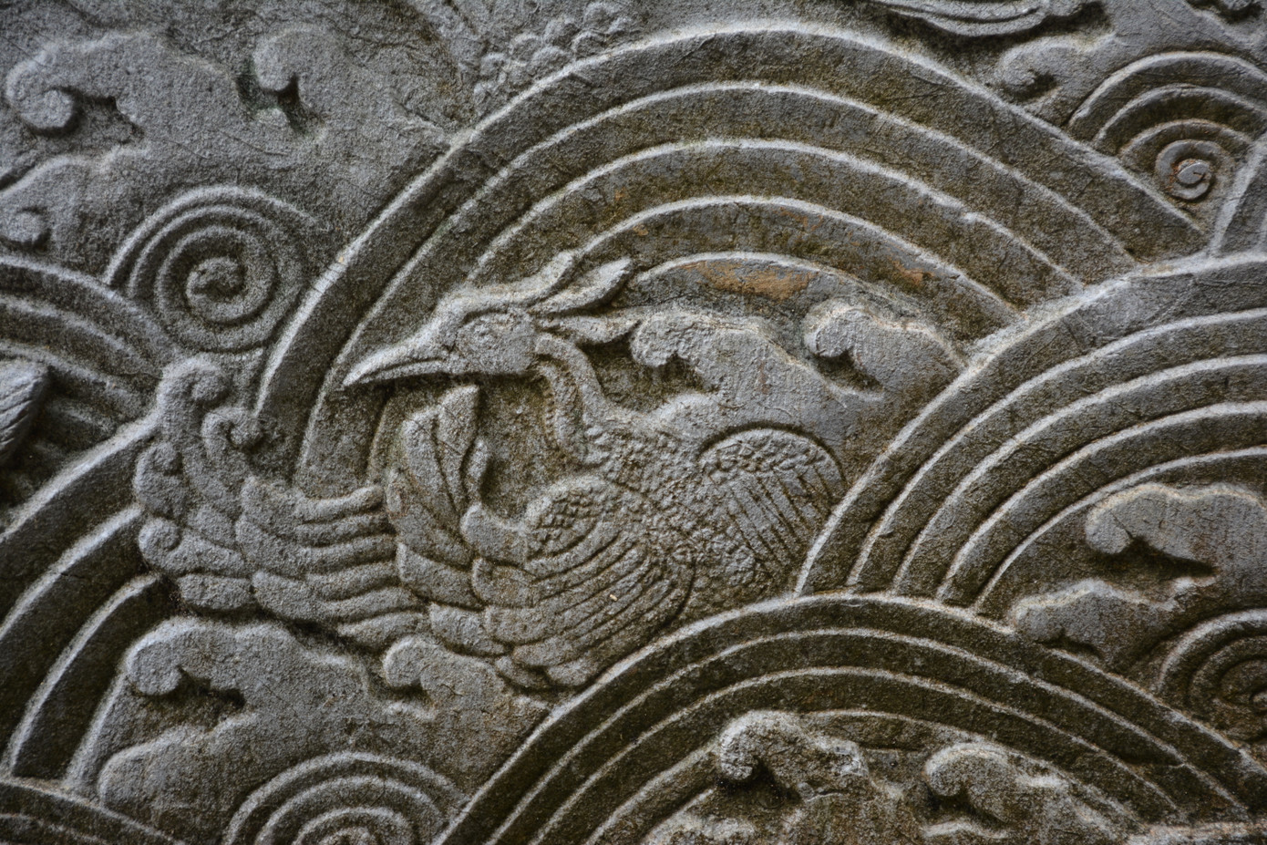 Mặt ngoài lan can được chạm theo đề tài cá hóa rồng trong đầm sen, uyên ương bơi lội trên sóng nước.