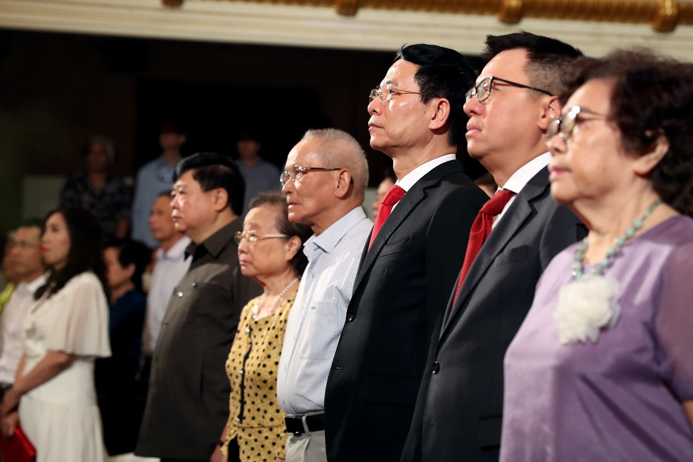 Bộ trưởng Bộ Thông tin và Truyền thông Nguyễn Mạnh Hùng (thứ 3 từ phải qua) và các đại biểu thực hiện lễ chào cờ. Bộ trưởng Bộ Thông tin và Truyền thông Nguyễn Mạnh Hùng (thứ 3 từ phải qua) và các đại biểu thực hiện lễ chào cờ.