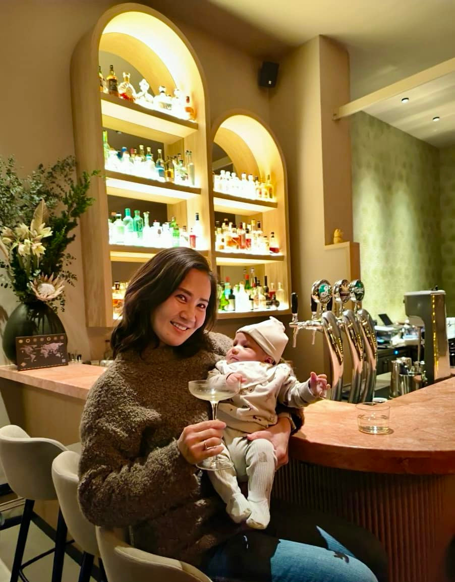 Nguyệt Hằng hào hứng chia sẻ hình ảnh quây quần bên gia đình con gái cả lên mạng xã hội. Nguyệt Hằng hào hứng chia sẻ hình ảnh quây quần bên gia đình con gái cả lên mạng xã hội.