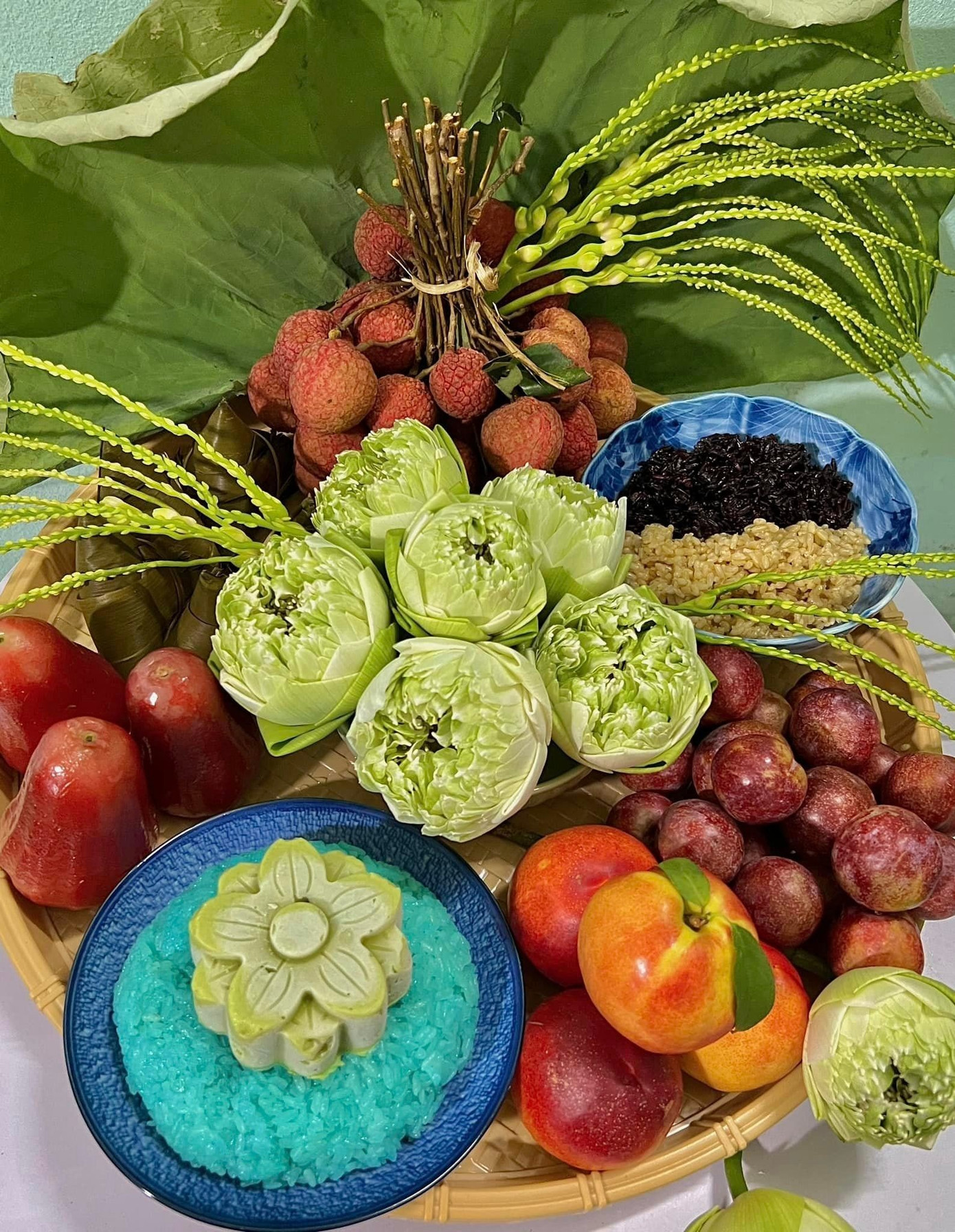 Mâm cỗ cúng ngày Tết Đoan Ngọ được chuẩn bị công phu, đẹp mắt.