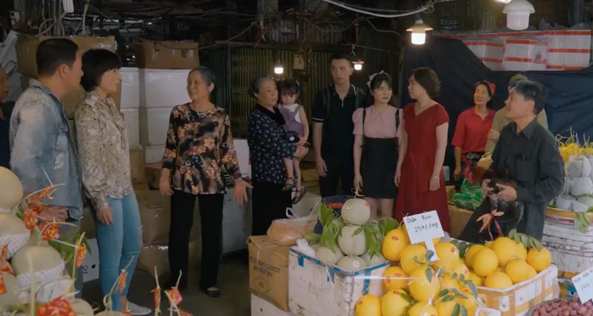 Luyến (Thanh Hương) mở được một quầy bán hoa quả ở chợ. Ảnh: CMH.