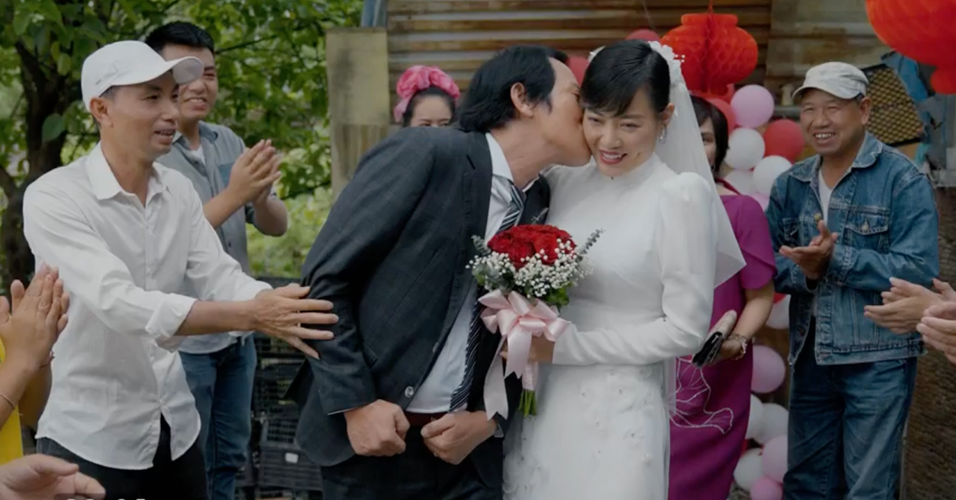 Lưu (NSƯT Hoàng Hải) và Luyến (Thanh Hương) tổ chức đám cưới đầm ấm. ẢNh: CMH.