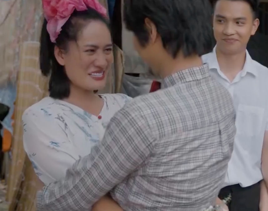 Điền (Tô Dũng) cầu hôn Bình (MInh Cúc) trong hôn lễ của Lưu (NSƯT Hoàng Hải) và Luyến (Thanh Hương). Ảnh: CMH.