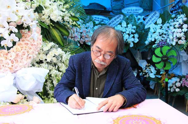 Nhà thơ Nguyễn Quang Thiều - Chủ tịch Hội Nhà văn Việt Nam bày tỏ biết ơn nhà thơ Giang Nam - người đã sống một đời sống đẹp nhất với nghĩa một con người cho Tổ quốc. Ảnh: Hội Nhà văn Việt Nam. Nhà thơ Nguyễn Quang Thiều - Chủ tịch Hội Nhà văn Việt Nam bày tỏ biết ơn nhà thơ Giang Nam - người đã sống một đời sống đẹp nhất với nghĩa một con người cho Tổ quốc. Ảnh: Hội Nhà văn Việt Nam.