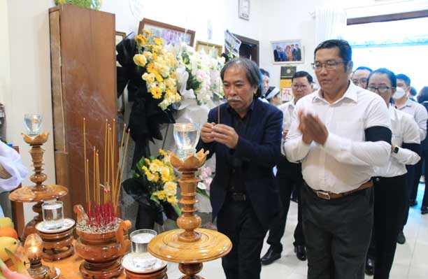 Nhà thơ Nguyễn Quang Thiều dự lễ tang, bái biệt nhà thơ Giang Nam tại Nha Trang, Khánh Hòa. Ảnh: Hội Nhà văn Việt Nam. Nhà thơ Nguyễn Quang Thiều dự lễ tang, bái biệt nhà thơ Giang Nam tại Nha Trang, Khánh Hòa. Ảnh: Hội Nhà văn Việt Nam.