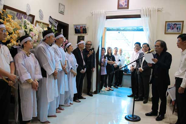 Nhà thơ Nguyễn Quang Thiều đọc lời tri ân tôn vinh cống hiến của nhà thơ lớn Giang Nam. Ảnh: Hội Nhà văn Việt Nam. Nhà thơ Nguyễn Quang Thiều đọc lời tri ân tôn vinh cống hiến của nhà thơ lớn Giang Nam. Ảnh: Hội Nhà văn Việt Nam.